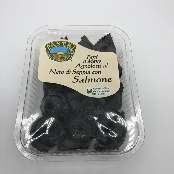 Agnolotti al Nero di Seppia con Salmone, Handgemachte Frischpasta mit Tintenfisch und Lachs