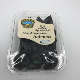 Agnolotti al Nero di Seppia con Salmone, Handgemachte Frischpasta mit Tintenfisch und Lachs